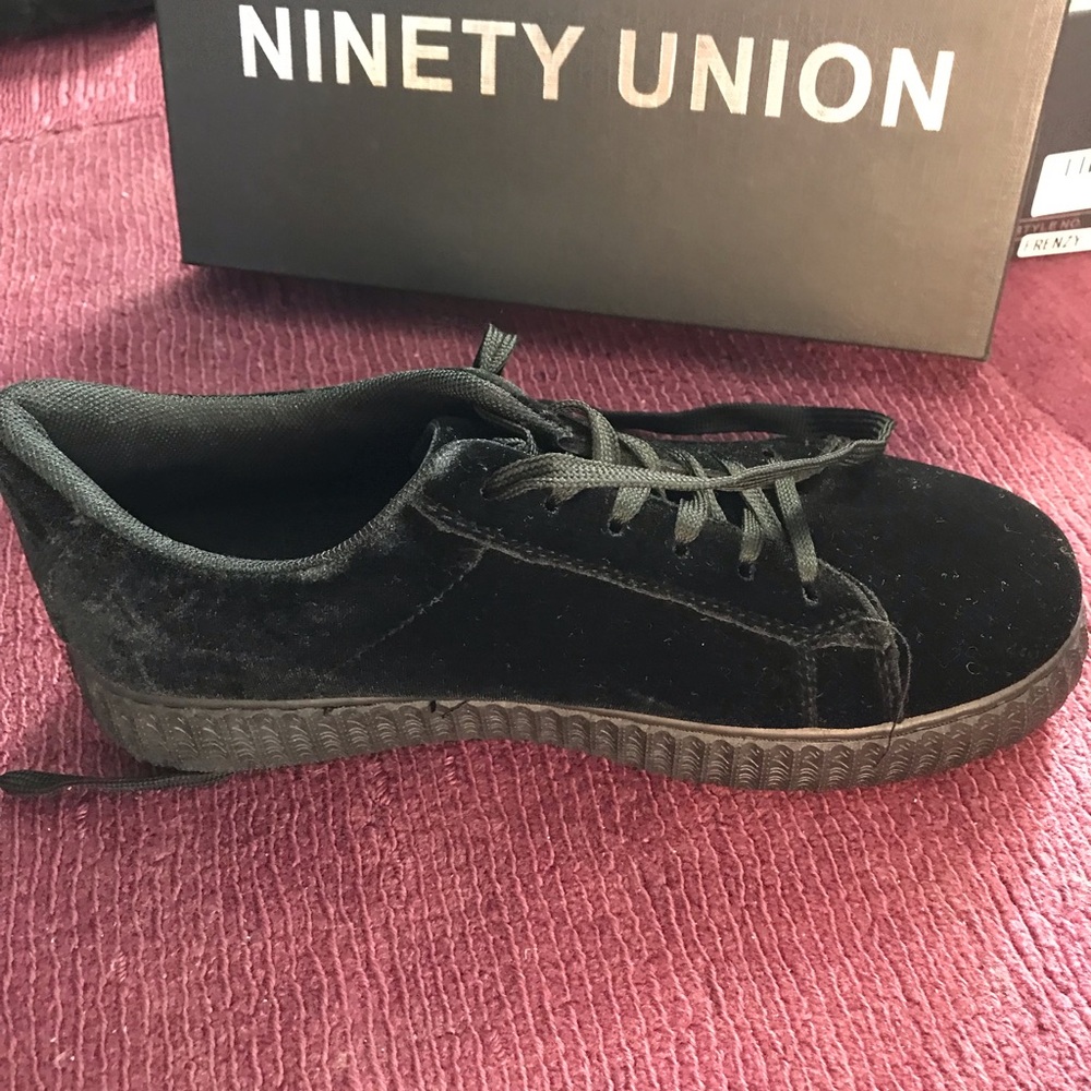 Black Velvet Plateform Sneakers